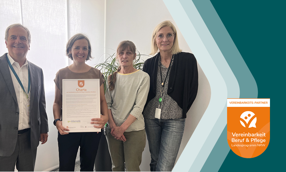 Das Bild zeigt vier Personen, die ein Zertifikat der "Charta für Vereinbarkeit Beruf & Pflege" präsentieren. Von links nach rechts sind Ulrich Arnold, Katrin Valbert (mit der Urkunde), Bettina Rinke und Nicole Monke zu sehen. Rechts im Bild ist das Logo des Vereinsbarkeits-Partners für Beruf & Pflege, Landesprogramm NRW, abgebildet. Die Szene findet in einem hellen Raum mit weißen Jalousien und einer Pflanze im Hintergrund statt.